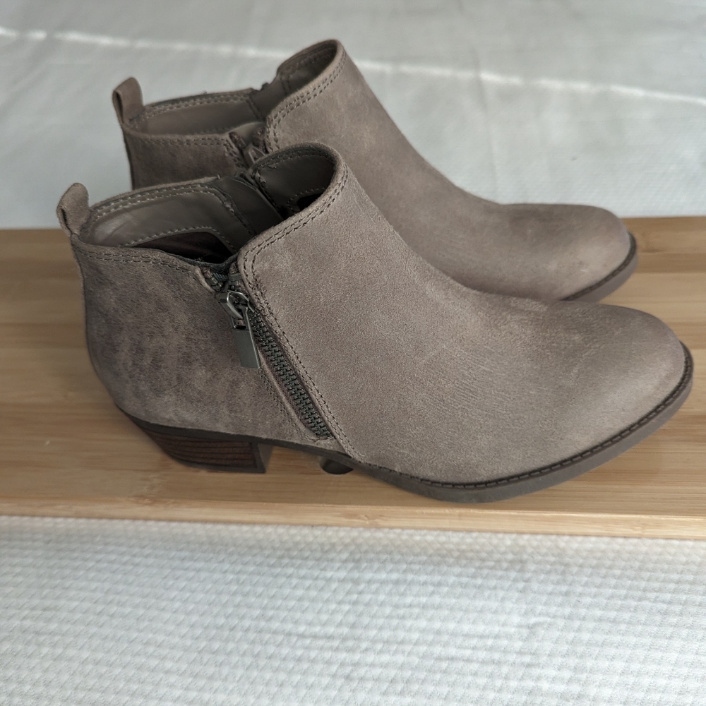 Carlos Santana Ankle Boots Womens Size 5.5 M Tan Faux Suede Booties.
